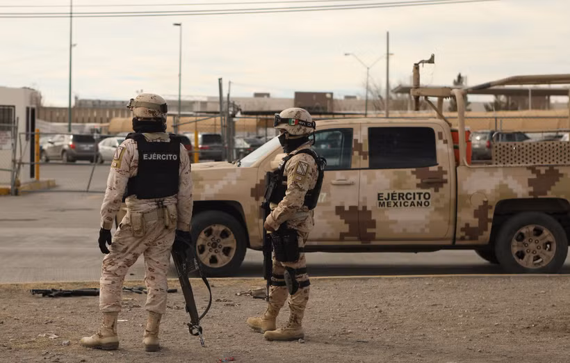 Binh sỹ Mexico gác bên ngoài nhà tù ở thành phố Ciudad Juarez sau khi xảy ra vụ tấn công ngày 1/1/2023. (Ảnh: AFP/ TTXVN)
