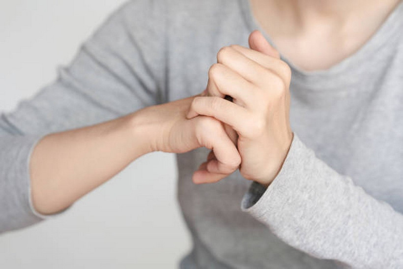 Thói quen bẻ khớp ngón tay dễ làm tăng nguy cơ viêm khớp. (Ảnh: iStock)