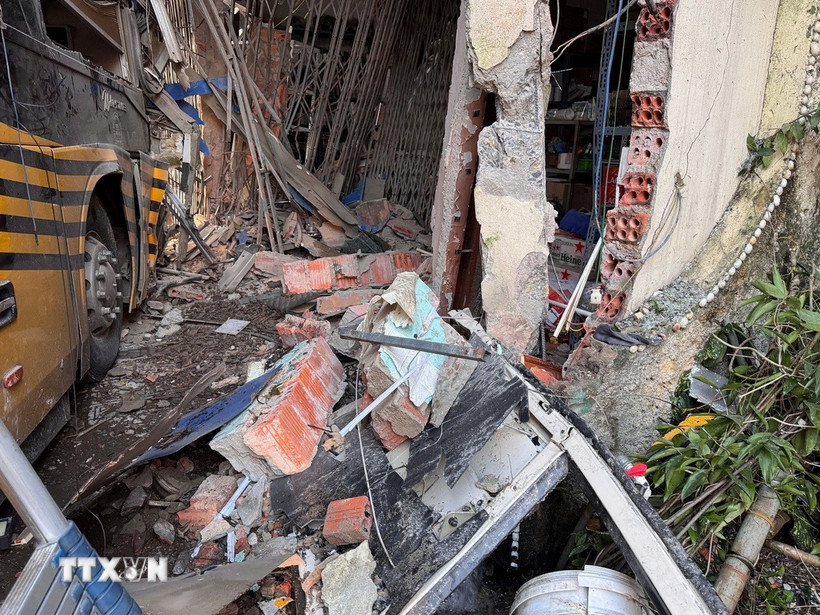 Ngôi nhà nơi xe khách lao vào bị đổ cổng, hàng rào và một phần tường. (Ảnh Quang Sáng/TTXVN)