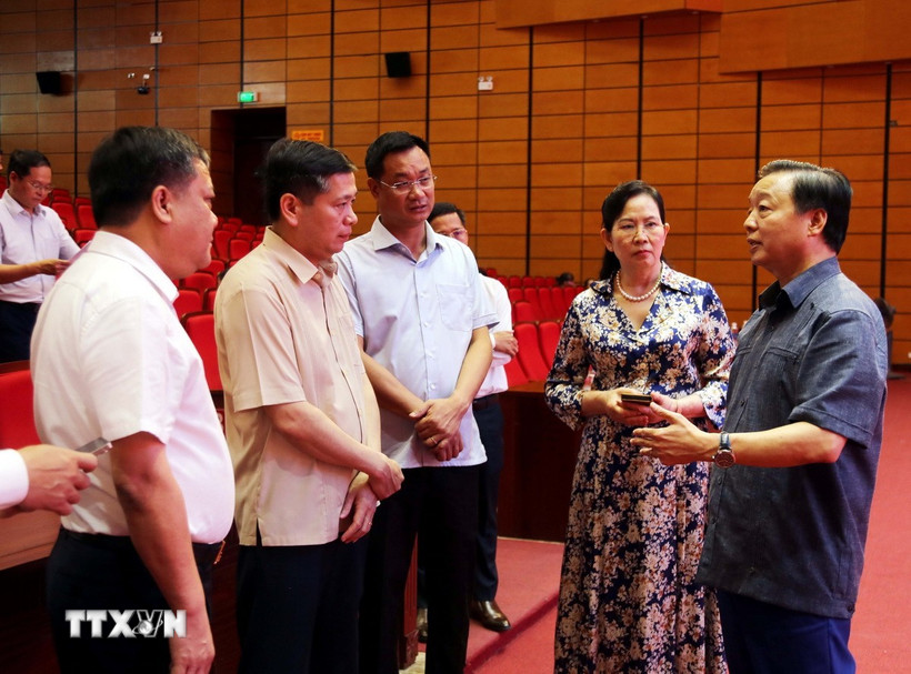 Phó Thủ tướng Trần Hồng Hà (ngoài cùng bên phải) kiểm tra, chỉ đạo công tác chuẩn bị Lễ công bố diễn ra vào sáng 30/6. (Ảnh: Tá Chuyên/TTXVN)