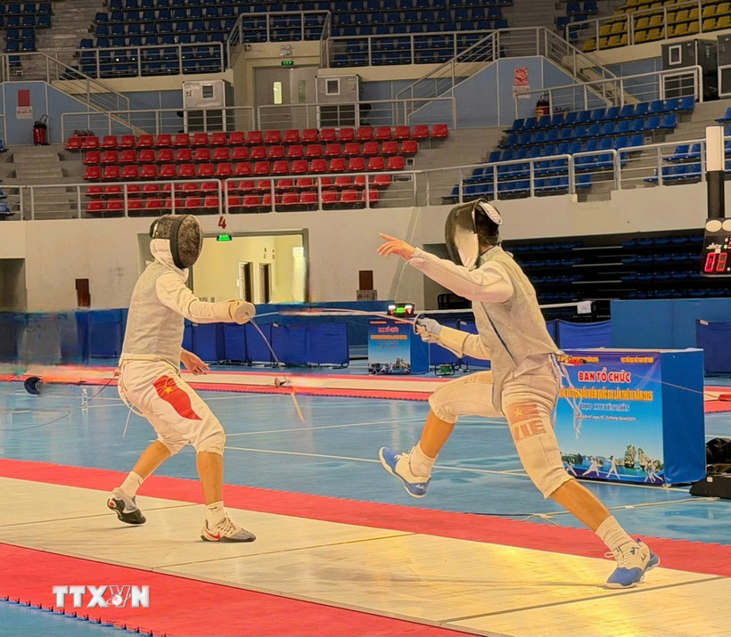 Các VĐV thi đấu ở nội dung kiếm ba cạnh Nam. (Ảnh: Thanh Vân/TTXVN)