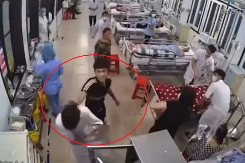 Hình ảnh nam thanh niên hành hung nhân viên y tế của Bệnh viện Đa khoa tỉnh Nam Định (Ảnh cắt từ video)