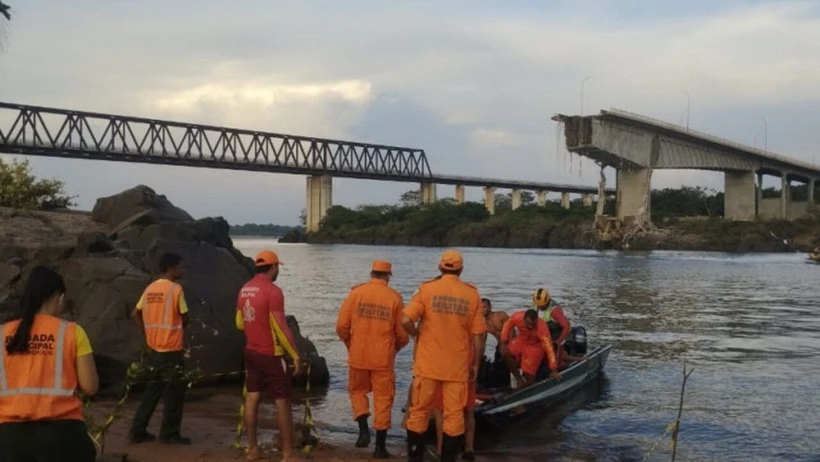 Hiện trường sập cầu Juscelino Kubitschek. (Ảnh: AFP)