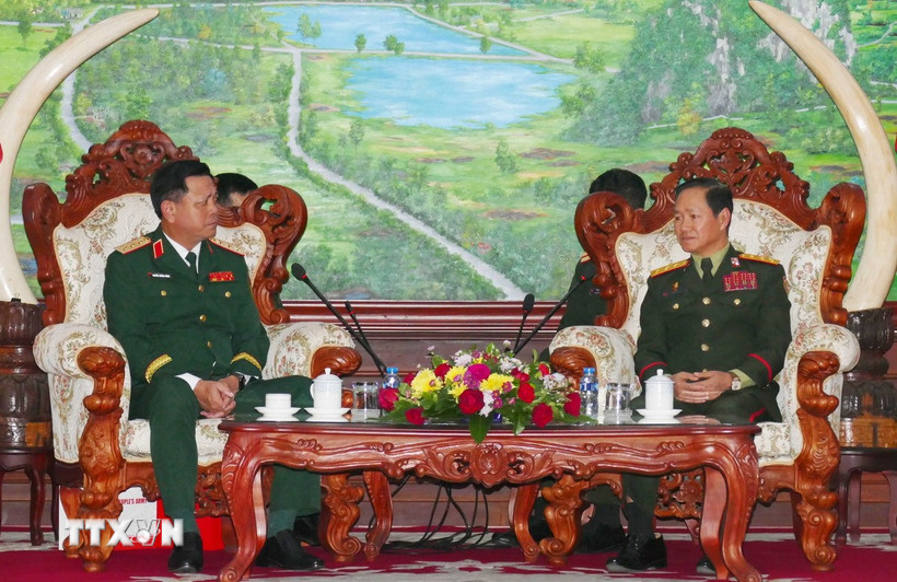 Thượng tướng Khamliang Outhakaysone (phải), Bộ trưởng Bộ Quốc phòng Lào, tiếp Thượng tướng Nguyễn Trường Thắng, Thứ trưởng Bộ Quốc phòng Việt Nam đến chào xã giao. (Ảnh: Xuân Tú/TTXVN)