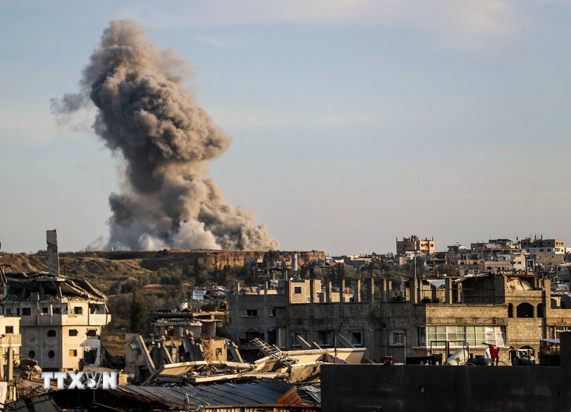 Khói bốc lên sau cuộc không kích của Israel tại Gaza. (Ảnh: THX/TTXVN)
