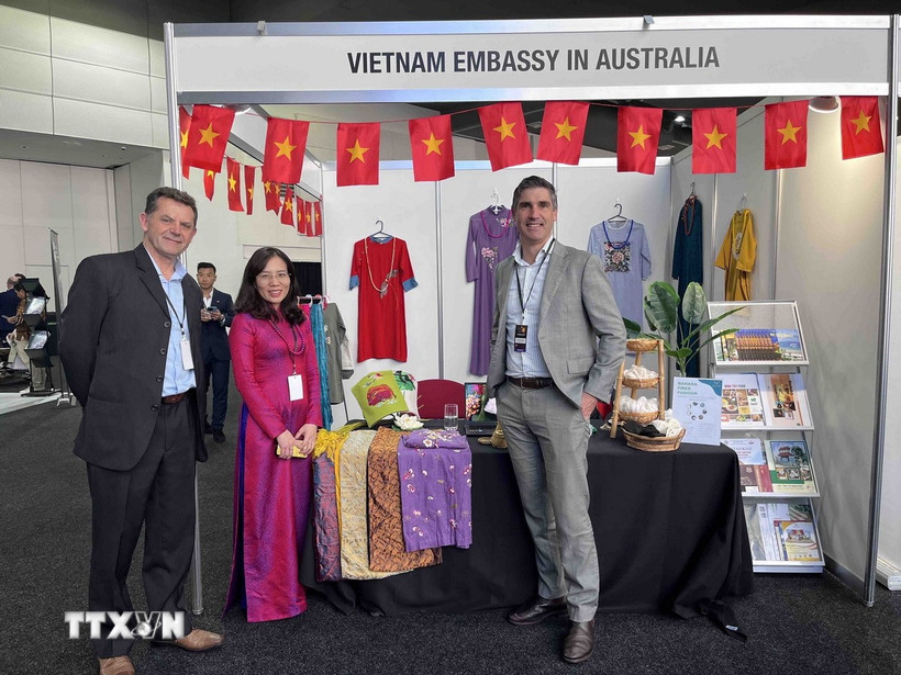 Bạn bè quốc tế rất ấn tượng với gian hàng của Việt Nam tại Hội chợ. (Ảnh: TTXVN phát)