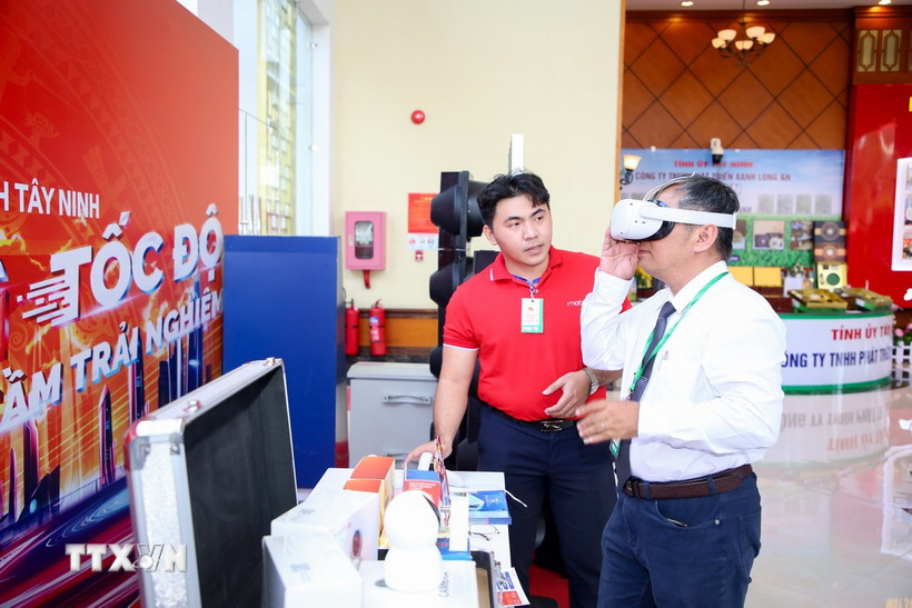 Công nghệ thực tế ảo (VR) được ứng dụng trong chuyển đổi số, góp phần nâng cao hiệu quả trải nghiệm và tương tác số tại tỉnh Tây Ninh. (Ảnh: Giang Phương/TTXVN)
