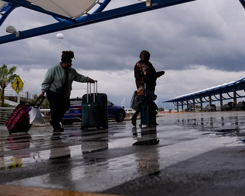 Hành khách đến sân bay Jacksonville ở Florida ngày 16/3 trong bối cảnh một cơn bão chuẩn bị đổ bộ. (Ảnh: AP)