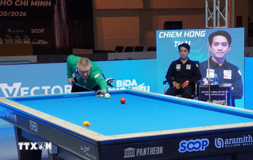 Trận chung kết Giải Billiards Carom 3 băng Cúp Thế giới TP. Hồ Chí Minh 2026 giữa Chiêm Hồng Thái và Frederic Caudron (áo xanh) diễn ra tại Nhà thi đấu Nguyễn Du. (Ảnh: Trung Tuyến/TTXVN)