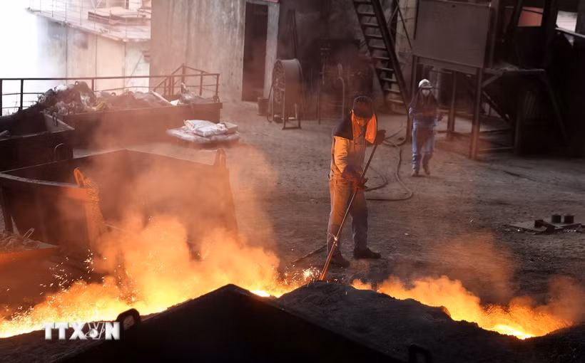 Quá trình công nghiệp như luyện kim thuộc danh mục phải thực hiện kiểm kê khí nhà kính. (Ảnh: Quốc Khánh/TTXVN)