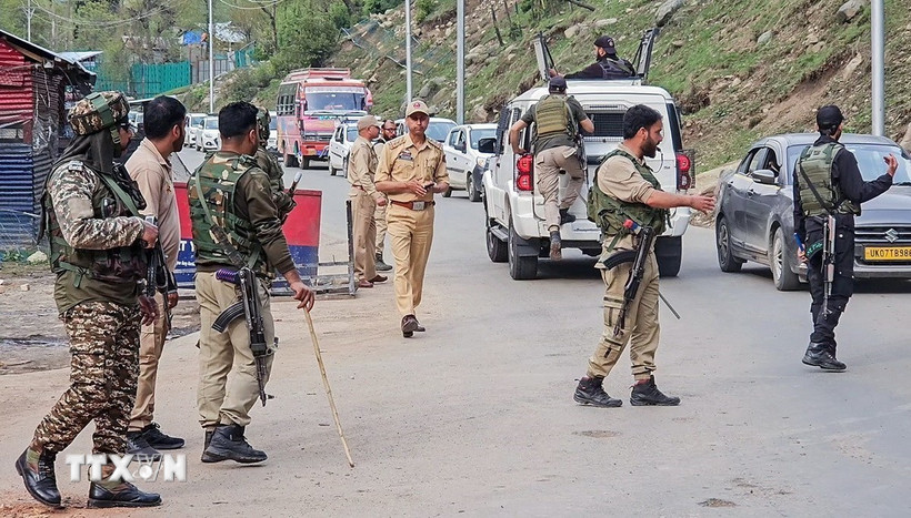 Lực lượng an ninh Ấn Độ được triển khai tại hiện trường vụ tấn công nhằm vào khách du lịch ở Pahalgam, Jammu và Kashmir, ngày 22/4/2025. (Ảnh: ANI/TTXVN)