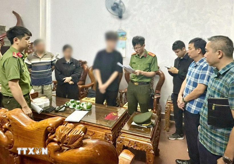 Cơ quan An ninh điều tra Công an tỉnh Thanh Hóa tiến hành khám xét tại nhà N.V.X (tên nhân vật đã được thay đổi), đối tượng cầm đầu vụ án. (Ảnh: TTXVN phát)