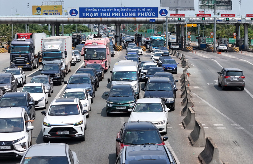 Giao thông cửa ngõ Thành phố Hồ Chí Minh tăng cao ngày cuối kỳ nghỉ Tết. (Ảnh: Hồng Đạt/TTXVN)