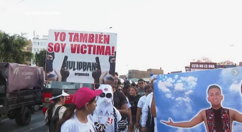 Người dân Peru tuần hành yêu cầu chính phủ trấn áp nạn tống tiền và giết người sau vụ sát hại nam ca sỹ Flores. (Ảnh: AP)