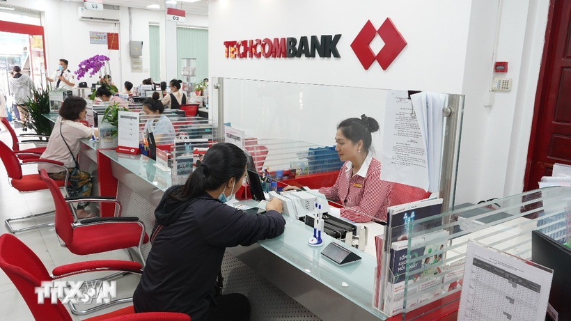 Hoạt động giao dịch tại Techcombank. (Ảnh: TTXVN)
