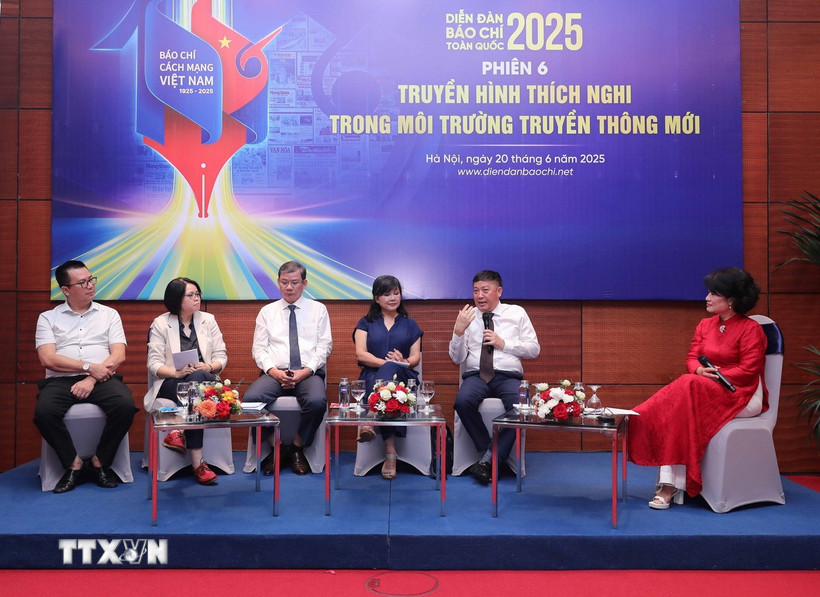 Phiên thảo luận "Truyền hình thích nghi trong môi trường truyền thông mới". (Ảnh: Thành Phương/TTXVN)