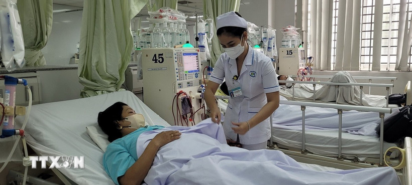 Người bệnh chạy thận nhân tạo dịch vụ tại Bệnh viện Bà Rịa. (Ảnh: Hoàng Nhị/TTXVN)