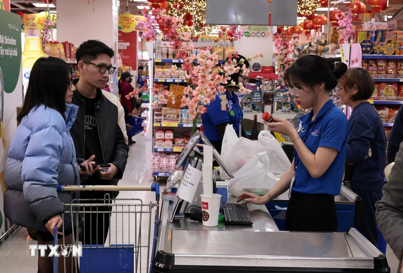 Khách hàng lựa chọn mua sắm hàng hóa tại Siêu thị ở Hà Nội. (Ảnh: Trần Việt/TTXVN)