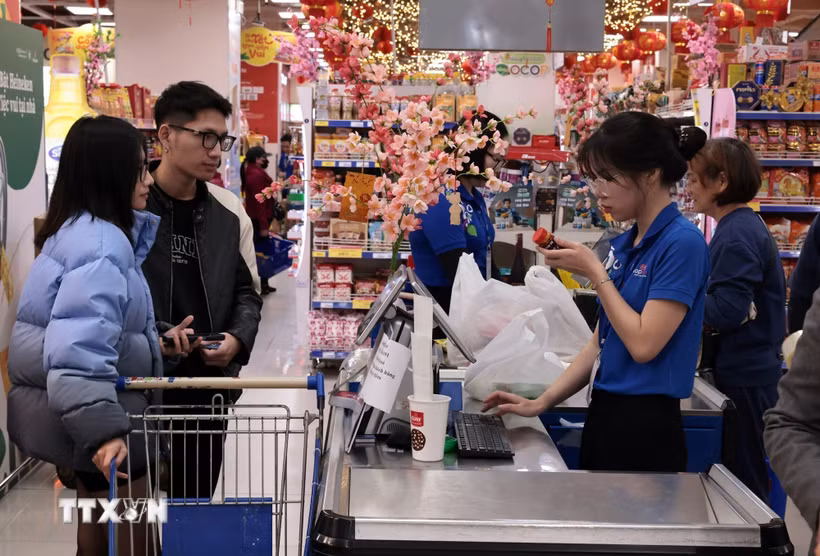 Khách hàng lựa chọn mua sắm hàng hóa tại Siêu thị ở Hà Nội. (Ảnh: Trần Việt/TTXVN)