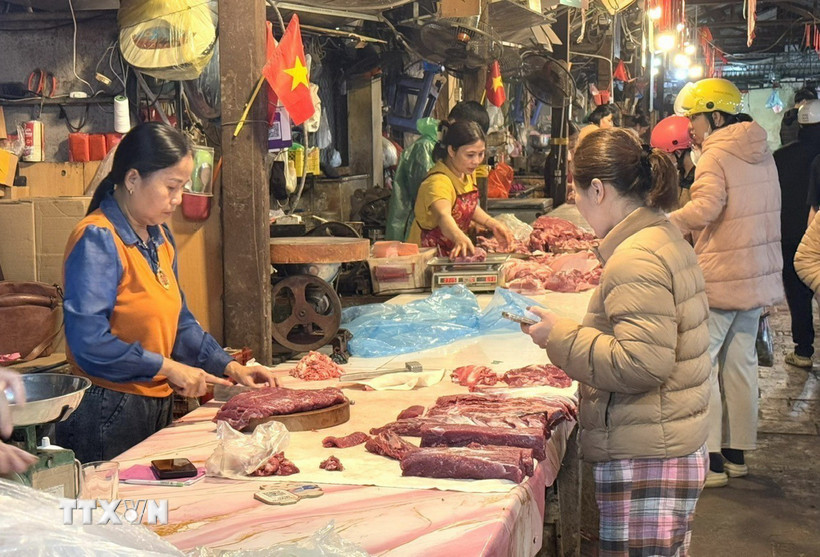 Ngày mùng 6 Tết, thị trường cơ bản trở lại trạng thái bình thường. (Ảnh: Quốc Lũy/TTXVN)