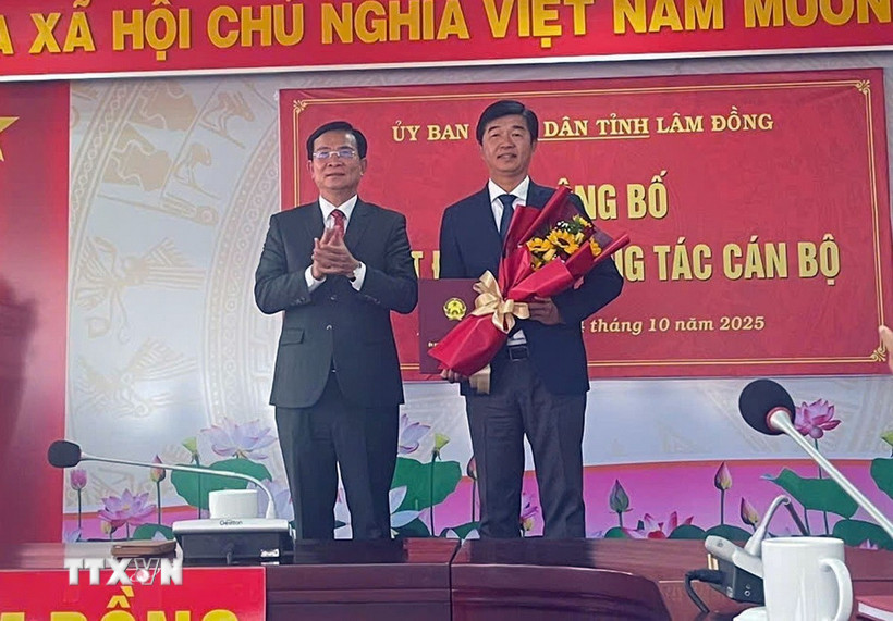 Chủ tịch UBND tỉnh Lâm Đồng Hồ Văn Mười trao Quyết định bổ nhiệm ông Phan Nguyễn Hoàng Tân, Tỉnh ủy viên, Bí thư Đảng ủy, Chủ tịch HĐND phường Phú Thủy làm Giám đốc Sở Nông nghiệp và Môi trường. (Ảnh: TTXVN phát)