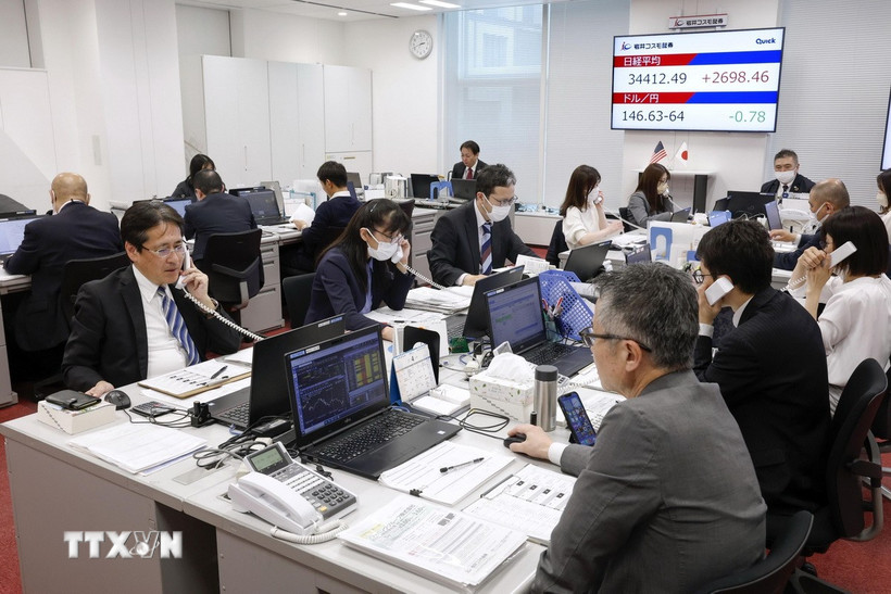Giao dịch viên tại một công ty chứng khoán ở Tokyo, Nhật Bản. (Ảnh: Kyodo/TTXVN)