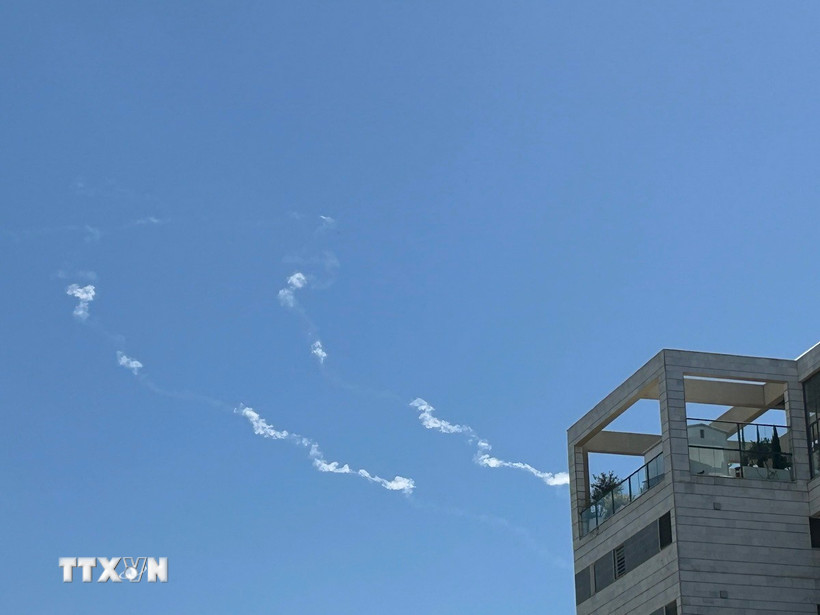 Hệ thống phòng không đánh chặn tên lửa trên bầu trời Modiin, Israel. (Ảnh: THX/TTXVN)