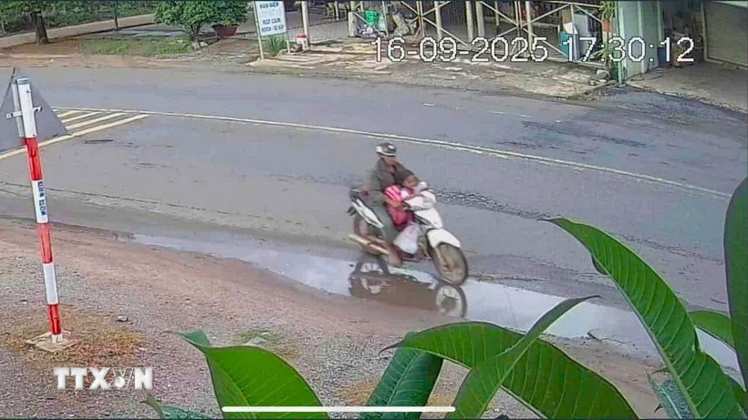 Ảnh trích xuất camera ngày 16/9 đối tượng Hồ Văn Quân dụ dỗ và chở cháu Thị Ha Sa N. đi theo hướng ngã ba Khe Đol, phường Bình Minh, thành phố Tây Ninh. (Ảnh: TTXVN phát)