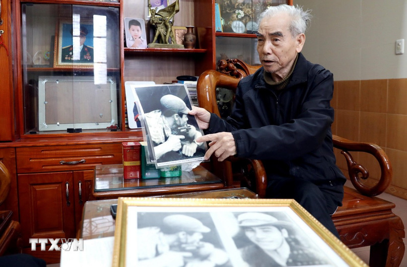 Cựu chiến binh Phạm Hải Triều kể lại những năm tháng là một người lính biệt động. (Ảnh: Thế Duyệt/TTXVN)