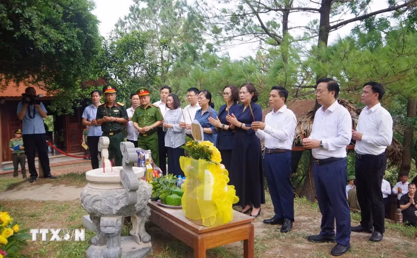Thượng tướng Nguyễn Doãn Anh, Phó Chủ tịch Quốc hội cùng đoàn công tác dâng hoa, dâng hương viếng mộ Đại tướng Võ Nguyên Giáp. (Ảnh: TTXVN phát)