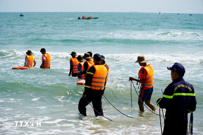 Lực lượng cứu nạn, cứu hộ tiếp tục triển khai công tác tìm kiếm nạn nhân đuối nước mất tích. (Ảnh: Lê Phước Ngọc/TTXVN)