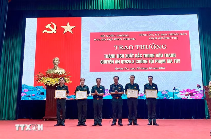 Thủ trưởng Ban Chỉ huy Bộ đội Biên phòng tỉnh Quảng Trị khen thưởng các cá nhân có thành tích xuất sắc trong đấu tranh thành công Chuyên án QT925.3. (Ảnh: Võ Dung/TTXVN)