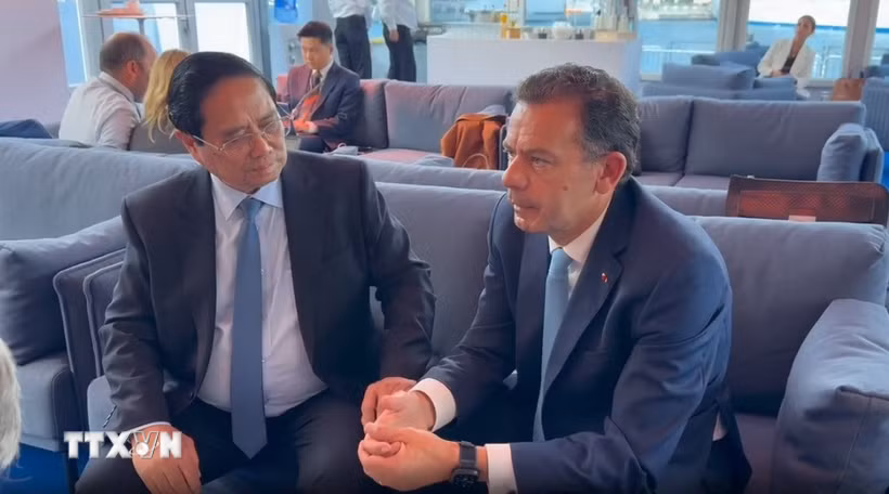Thủ tướng Phạm Minh Chính gặp Thủ tướng Bồ Đào Nha Luis Montenegro. (Ảnh: TTXVN)