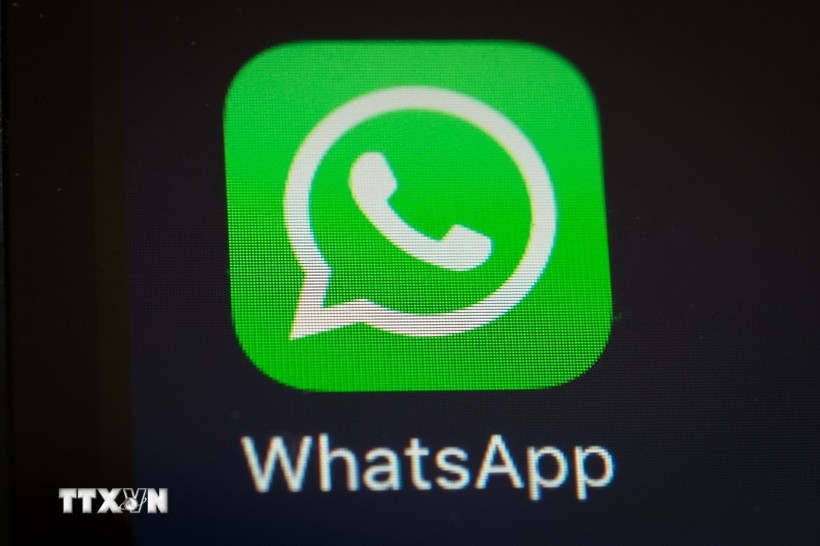 Biểu tượng WhatsApp trên một màn hình điện thoại. (Ảnh: AFP/TTXVN)