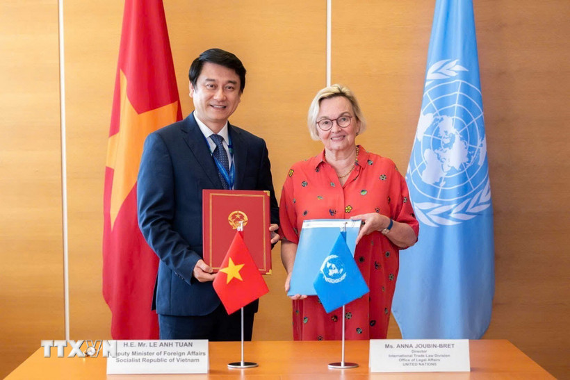 Thứ trưởng Lê Anh Tuấn và bà Anna Joubin-Bret Thư ký trưởng UNCITRAL ký Bản ghi nhớ hợp tác (MOU) giữa Bộ Ngoại giao Việt Nam và UNCITRAL giai đoạn 2025-2031, tháng 7/2025. (Ảnh: TTXVN phát)