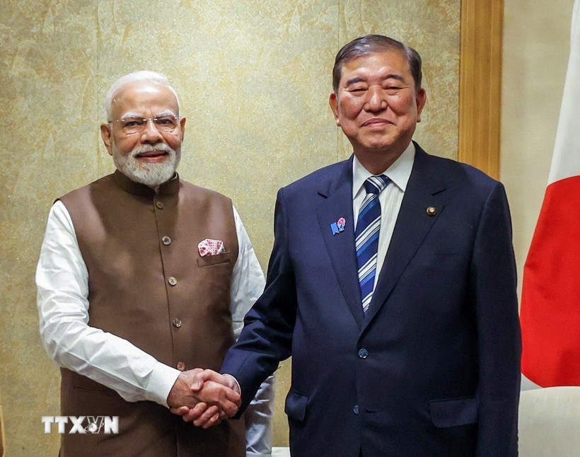 Thủ tướng Nhật Bản Shigeru Ishiba (phải) và người đồng cấp Ấn Độ Narendra Modi tại cuộc gặp ở Tokyo ngày 29/8/2025. (Ảnh: ANI/TTXVN)
