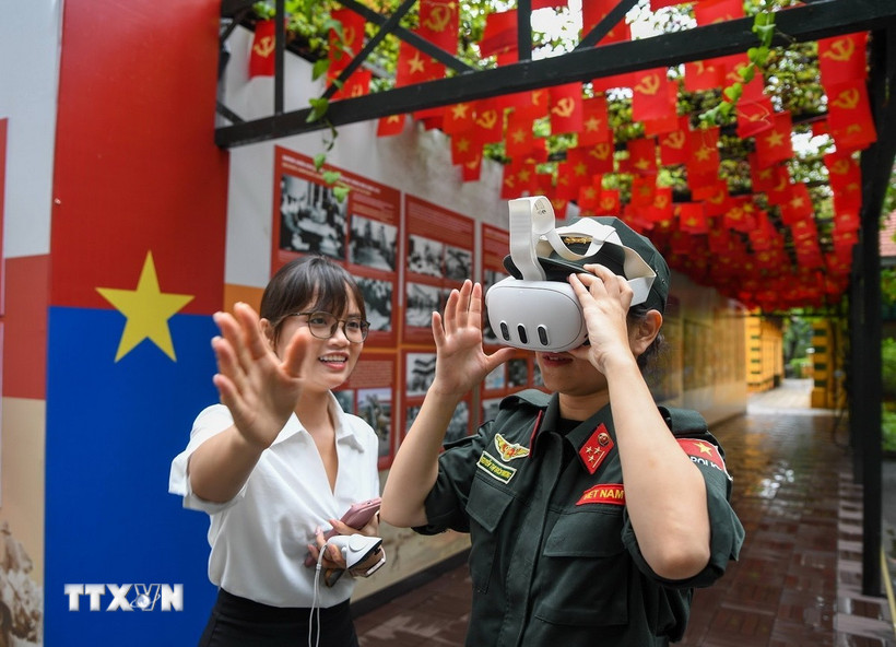 Khách tham quan trải nghiệm công nghệ AR gắn với thế giới thực - kết nối lịch sử và hiện đại thông qua công nghệ điện toán không gian. (Ảnh: TTXVN phát)