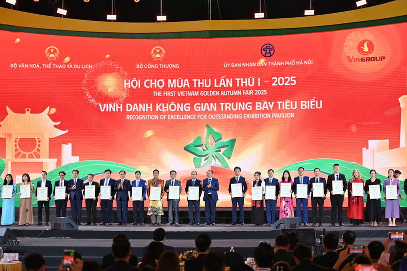 Vinh danh 30 tổ chức, doanh nghiệp có “Không gian trưng bày tiêu biểu” tại Hội chợ Mùa Thu lần thứ nhất năm 2025. (Ảnh: PV/Vietnam+)