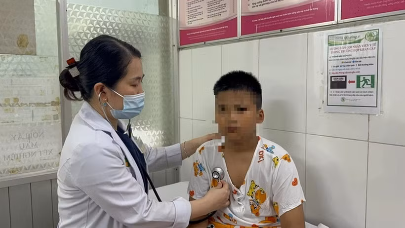 Học sinh ngộ độc thực phẩm tại Trường tiểu học Bình Quới Tây điều trị tại Bệnh viện Nhi đồng 2, Thành phố Hồ Chí Minh. (Ảnh: Bệnh viện cung cấp)