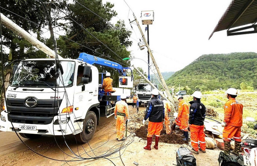 Lực lượng xung kích ngày đêm khắc phục sự cố lưới điện hư hỏng do thiên tai.