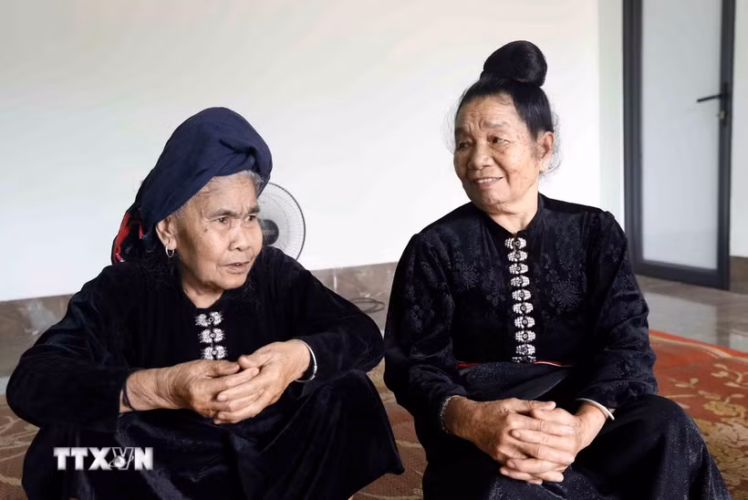 Nữ dân quân Yên Châu Quàng Thị Lói (trái) và Quàng Thị Hổn cùng ôn lại chiến công bắn rơi máy bay Mỹ năm xưa. (Ảnh: Quang Quyết/TTXVN)