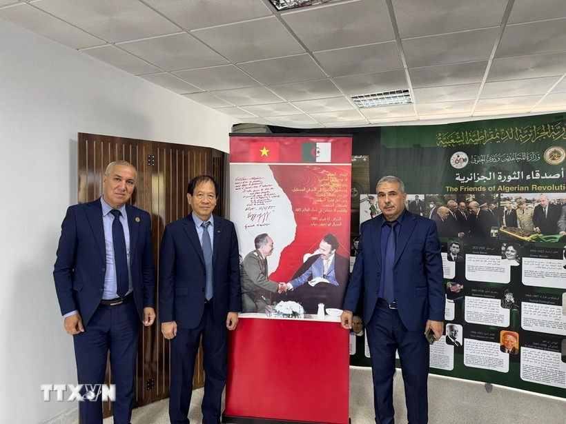 Ông Võ Hồng Nam - Con trai Đại tướng Võ Nguyên Giáp gặp gỡ các cựu chiến binh Algeria, trong đó nhiều người có dịp dự buổi nói chuyện của Đại tướng năm 1976. (Ảnh: Nguyễn An/TTXVN)