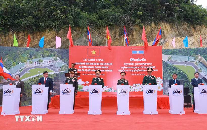 Hai Phó Thủ tướng, Bộ trưởng Quốc phòng ấn nút khởi công công trình Trạm phối hợp công tác, Đại đội Biên phòng 252. (Ảnh: Trọng Đức/TTXVN)