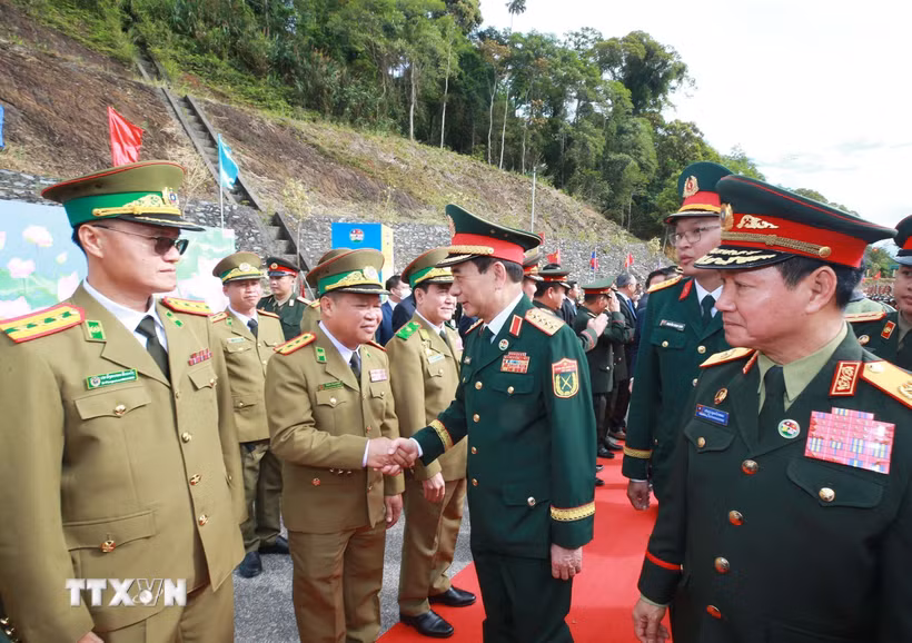 Các đại biểu Quốc phòng Lào đón Đại tướng Phan Văn Giang và các thành viên đoàn Việt Nam sang dự giao lưu. (Ảnh: Trọng Đức/TTXVN)