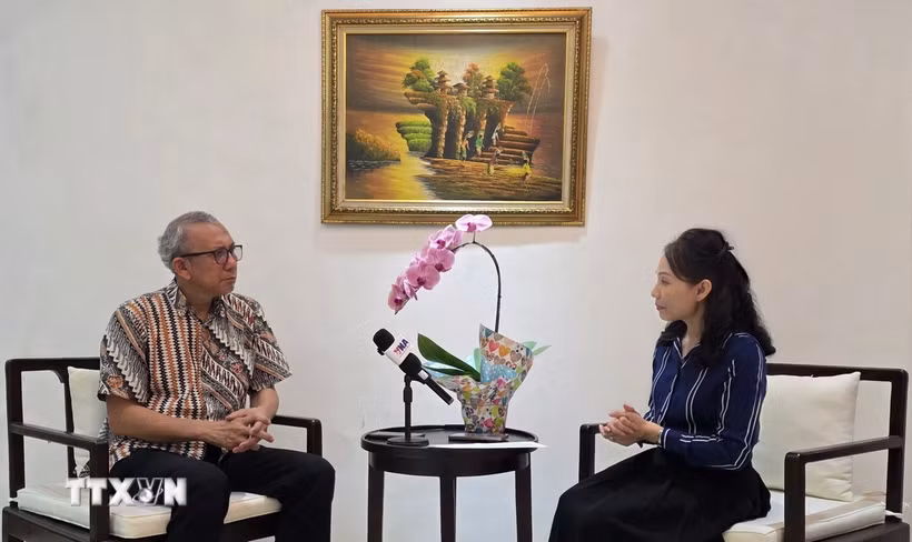 Ông Beni Sukadis, Điều phối viên cao cấp thuộc Viện Nghiên cứu Quốc phòng và Chiến lược Indonesia (Lesperssi) trả lời phỏng vấn TTXVN tại Indonesia. (Ảnh: Minh Thái/TTXVN)