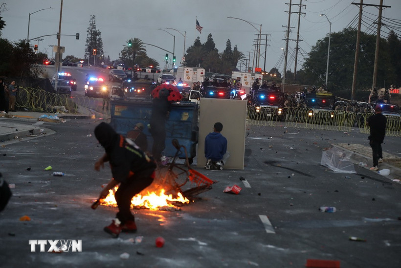 Người biểu tình đụng độ với các nhân viên liên bang tại thành phố Los Angeles, bang California, Mỹ ngày 7/6/2025. (Ảnh: THX/TTXVN)