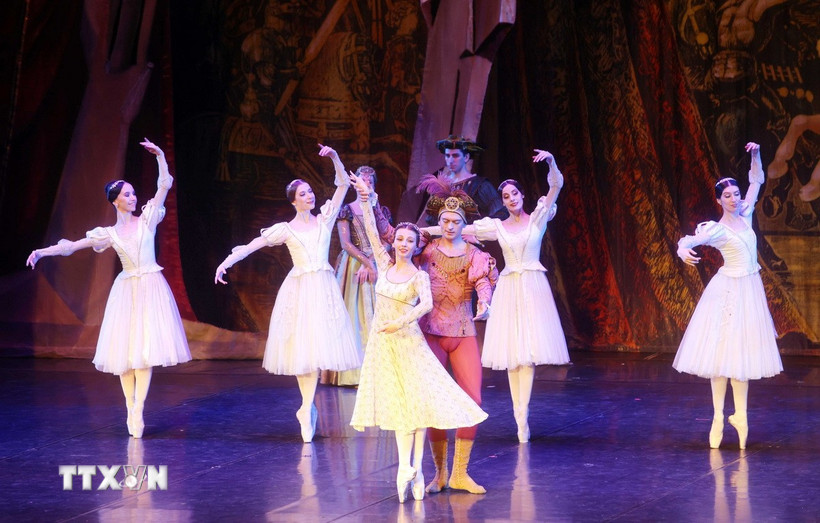 Các nghệ sỹ biểu diễn vở ballet “Romeo & Juliet”. (Ảnh: Phạm Kiên/TTXVN