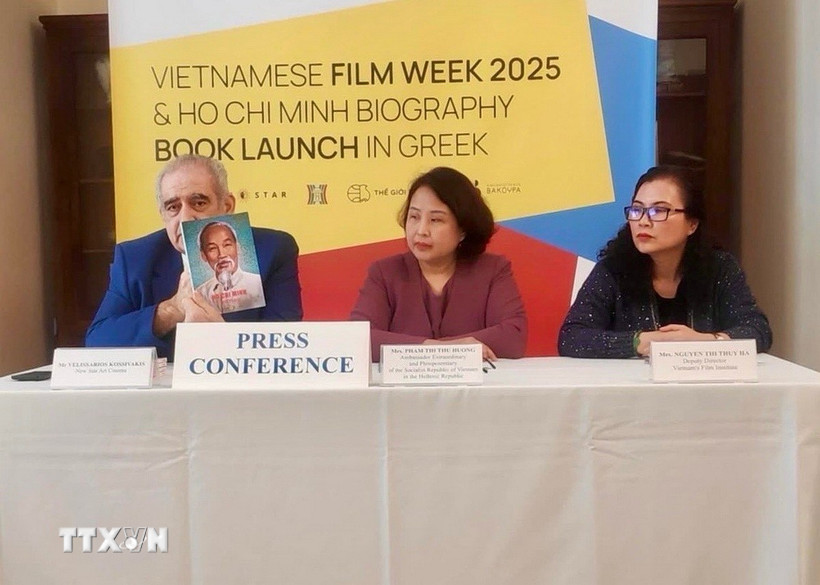 Đại sứ Phạm Thị Thu Hương tại lễ ra mắt sách. (Ảnh: TTXVN phát)