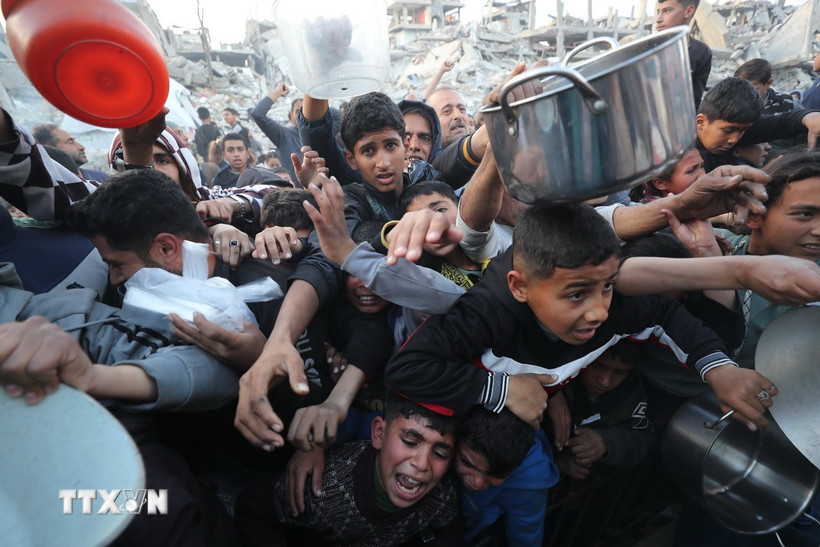 Người dân chờ được phát thực phẩm cứu trợ tại Gaza ngày 4/3/2025. (Ảnh: THX/TTXVN)