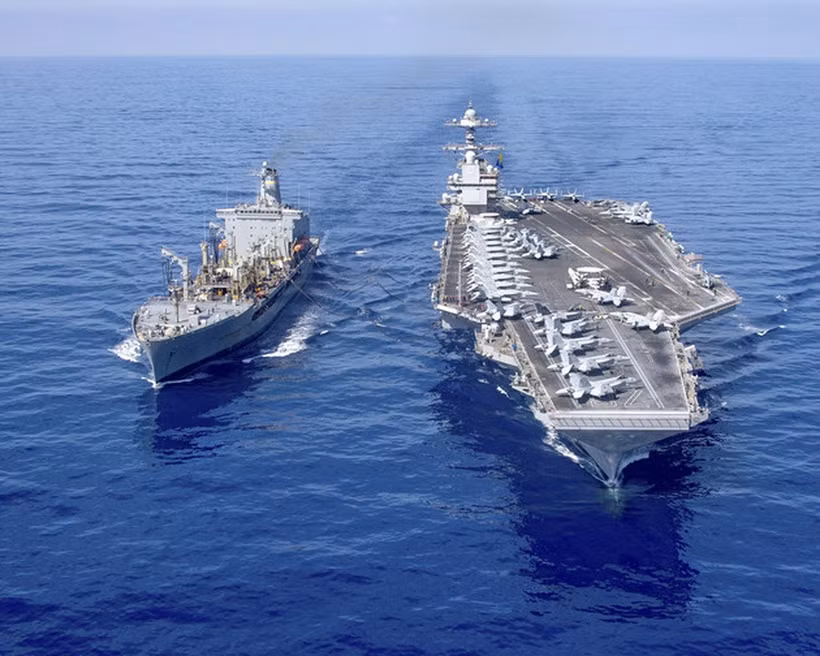 Tàu sân bay USS Gerald R. Ford tiếp nhiên liệu từ tàu tiếp tế dầu USNS Laramie trên đường đến Địa Trung Hải ngày 11/10/2023. (Ảnh: AP)